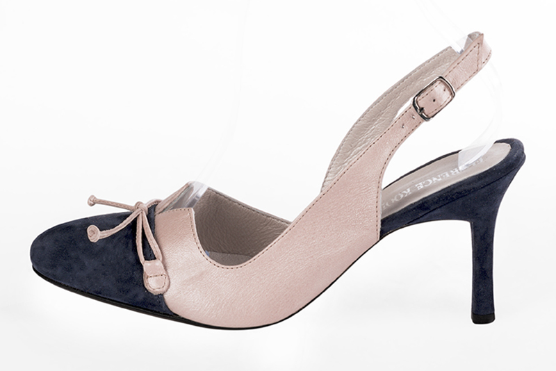 Navy blue and powder pink women's dress pumps, with a knot on the front. Round toe. Very high slim heel. Profile view - Florence KOOIJMAN